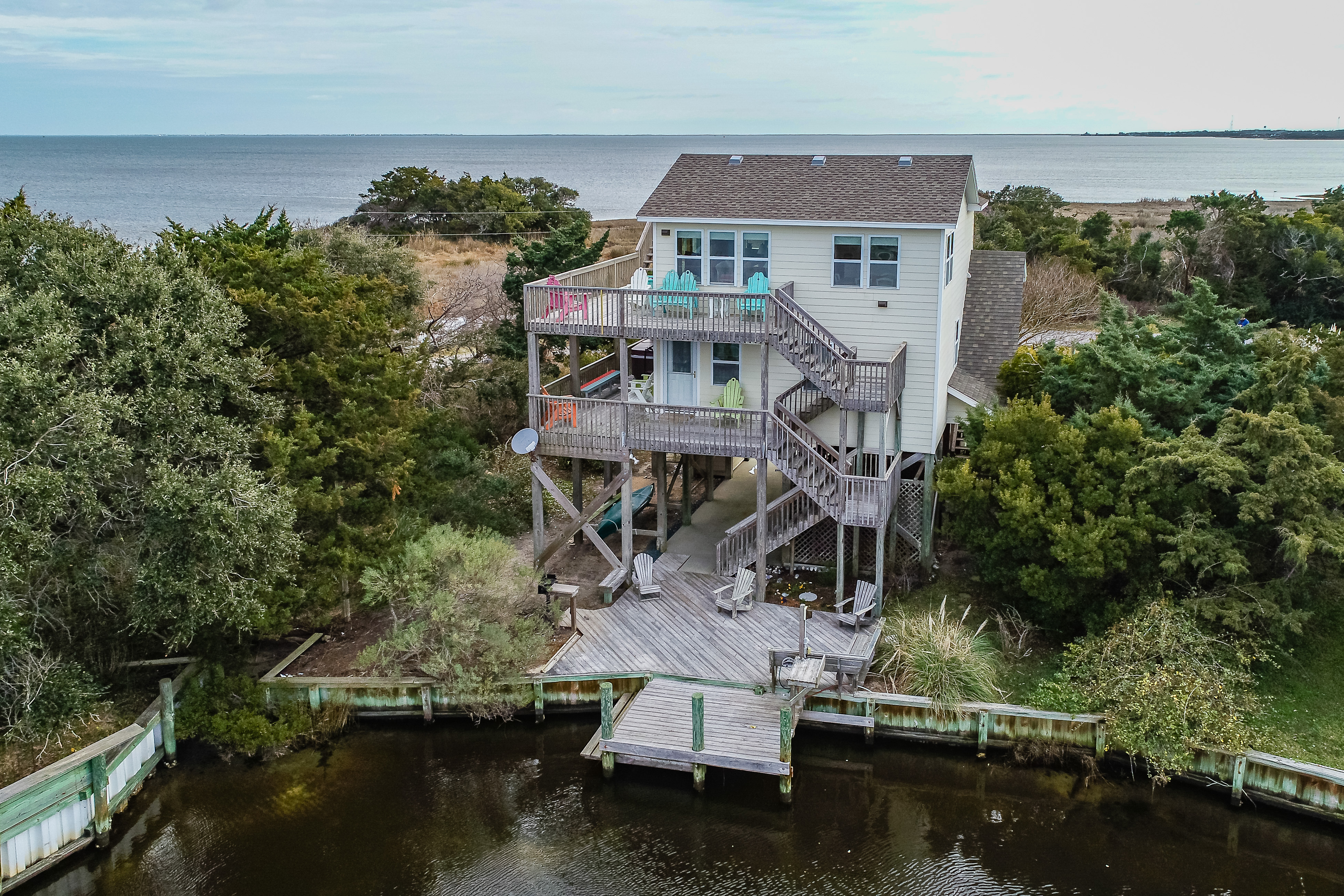 Light-filled canal front home w/deck, washer/dryer, private hot tub, central A/C