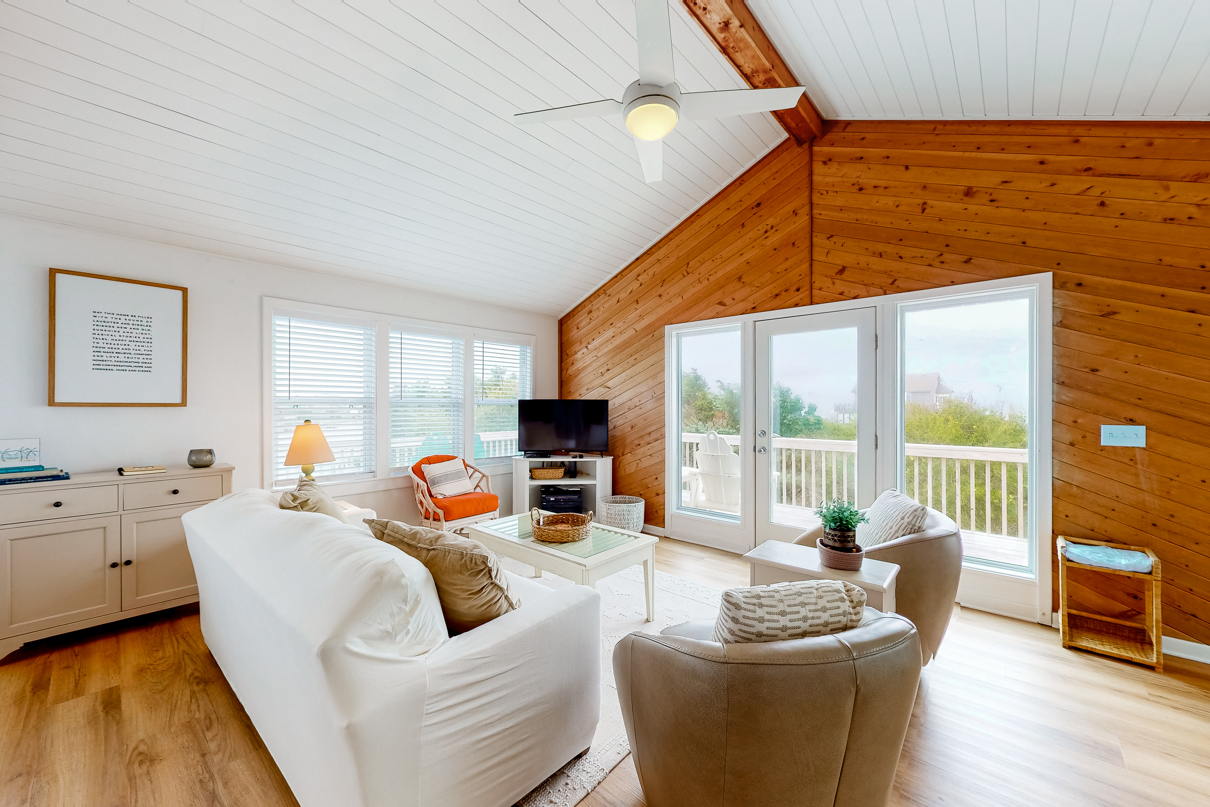 Light-filled canal front home w/deck, washer/dryer, private hot tub, central A/C