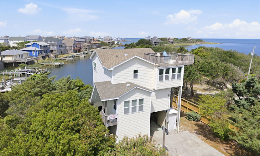 Light-filled canal front home w/deck, washer/dryer, private hot tub, central A/C