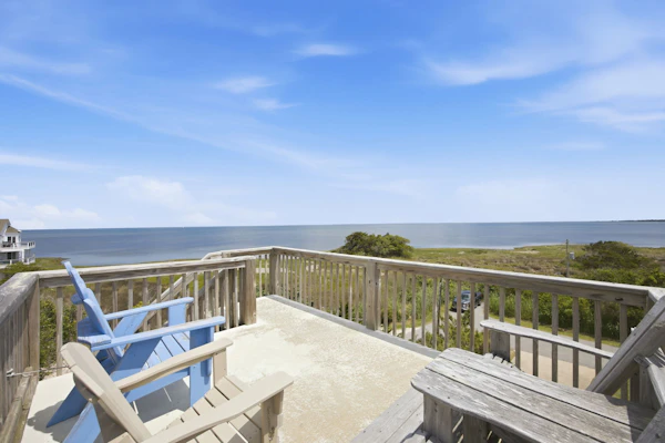 Light-filled canal front home w/deck, washer/dryer, private hot tub, central A/C