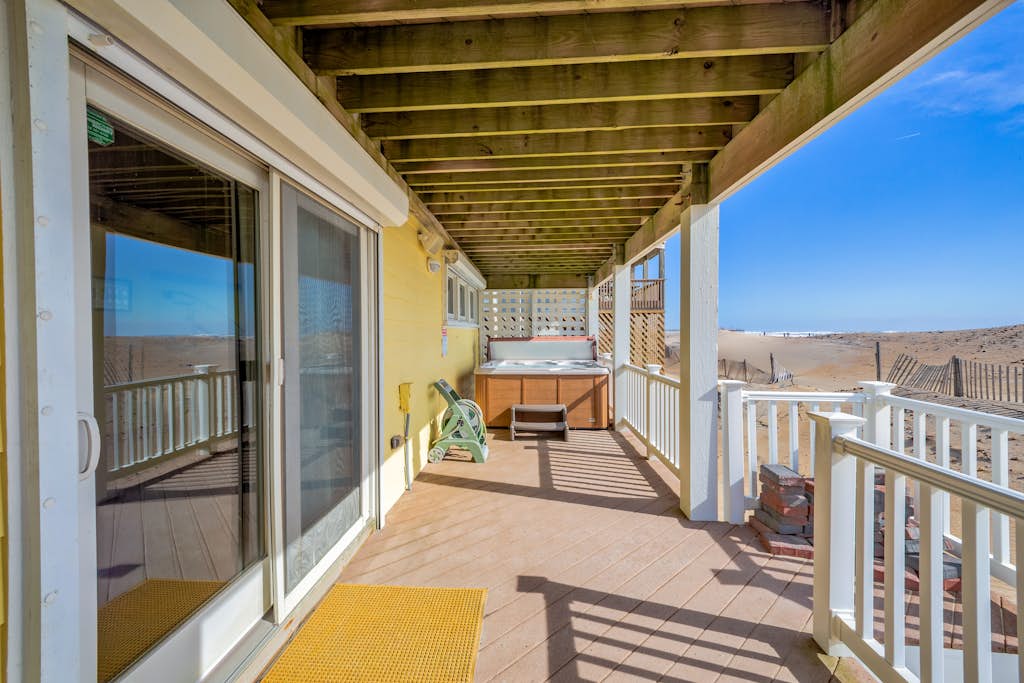 Coastal Charm 220: Oceanfront, private hot tub, dog-friendly