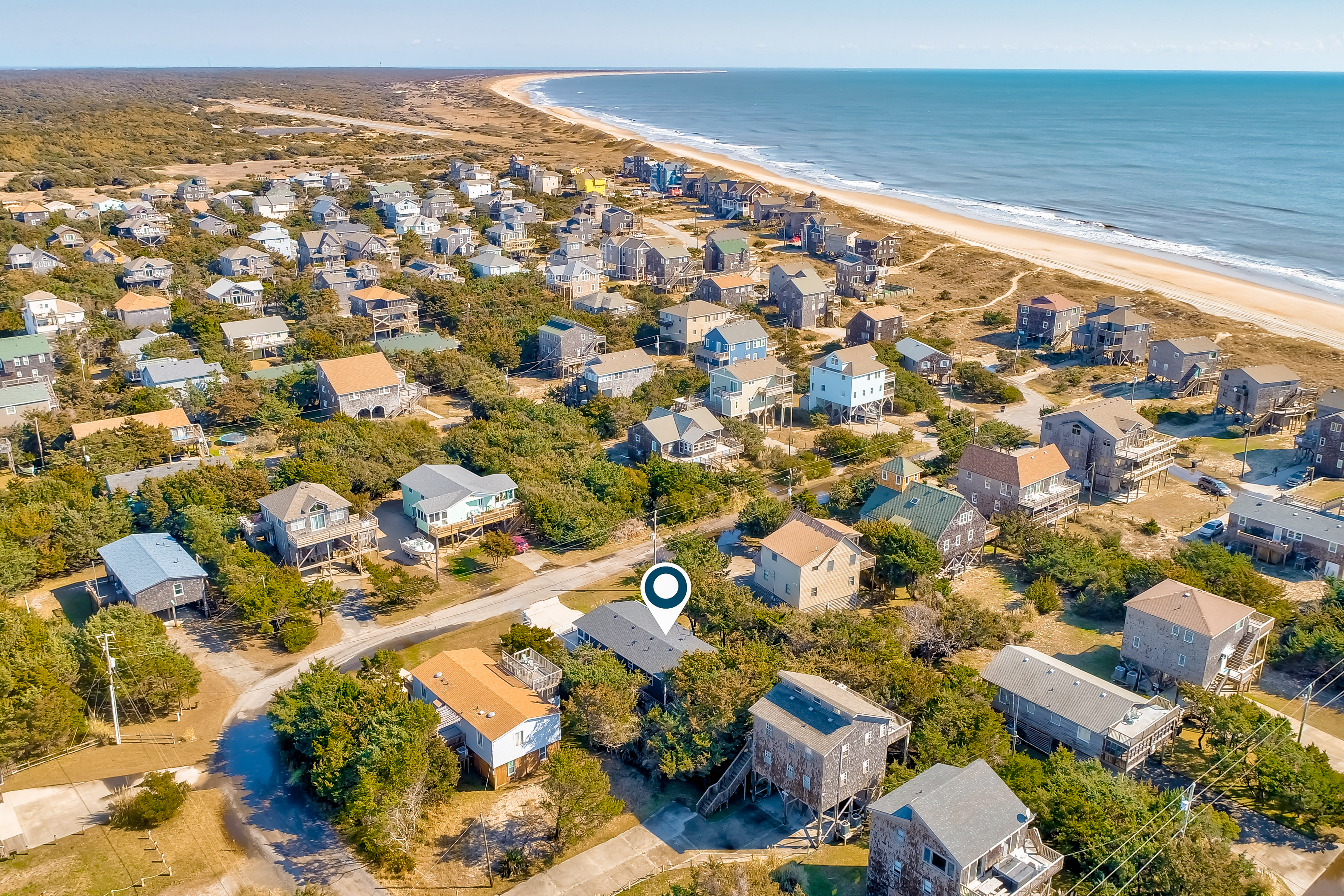 Remodeled home near beach with screened porch, sundeck, & seasonal pool access