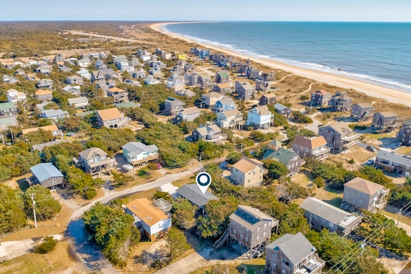 Remodeled home near beach with screened porch, sundeck, & seasonal pool access