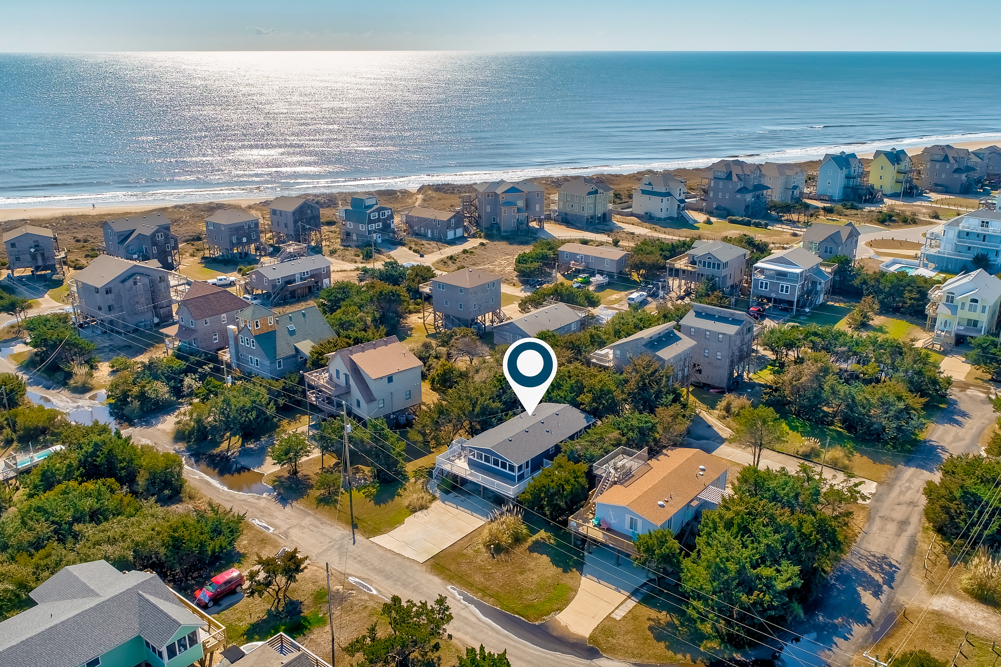 Remodeled home near beach with screened porch, sundeck, & seasonal pool access