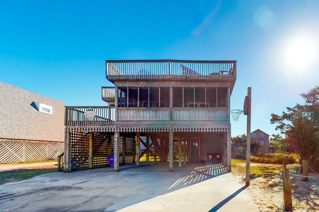 4 bedroom house w/ ocean view, private W/D, AC, WiFi