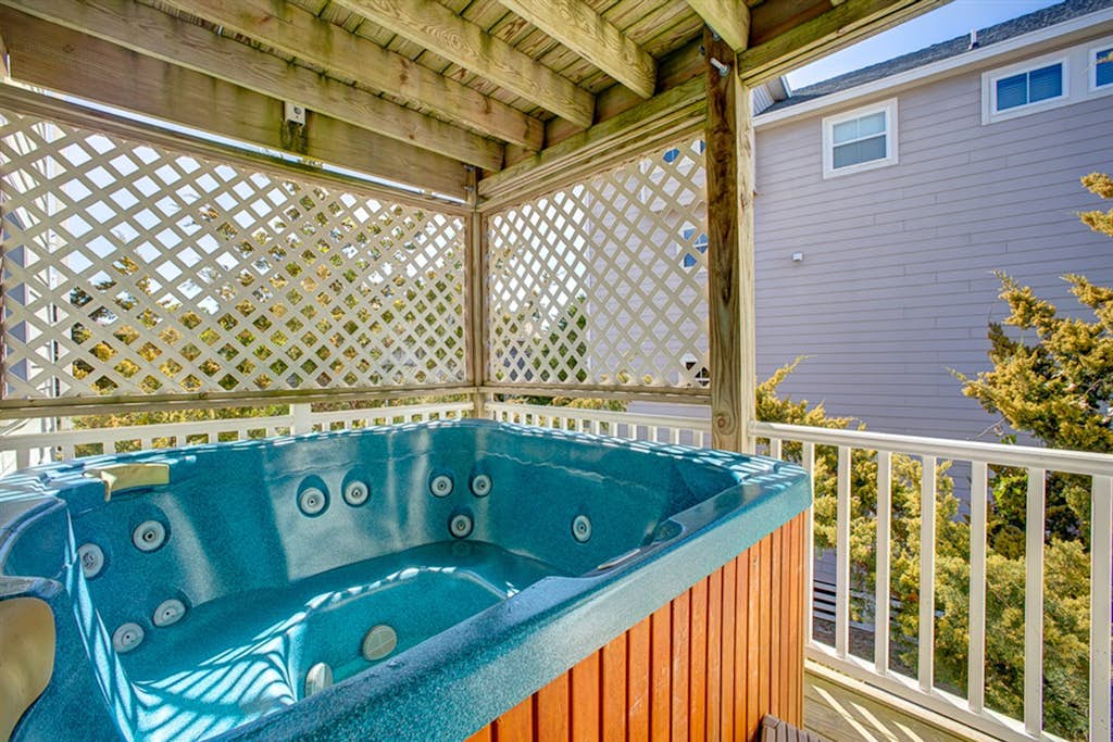 Sea Tower 113: Near beach with private hot tub & shared pool