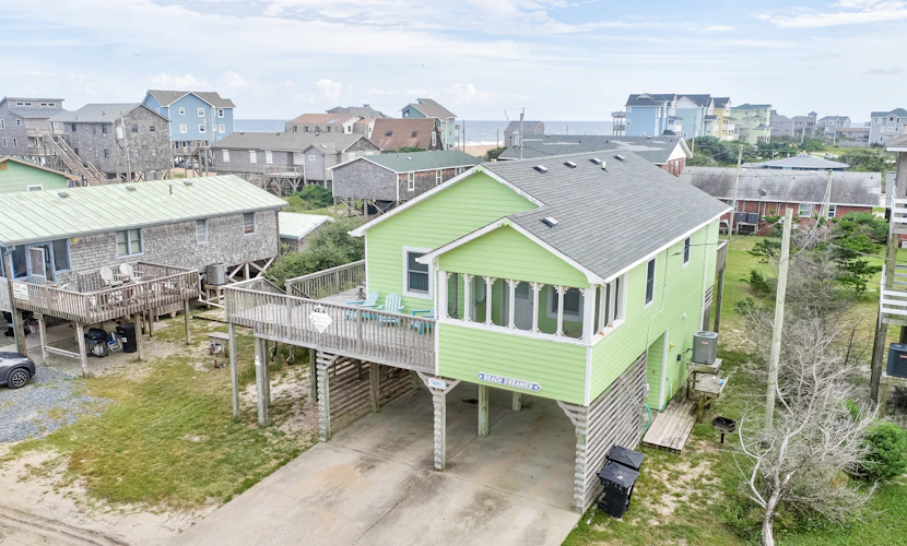 Dreamy beach house with shared pool, central ac, private w/d, deck, & WiFi