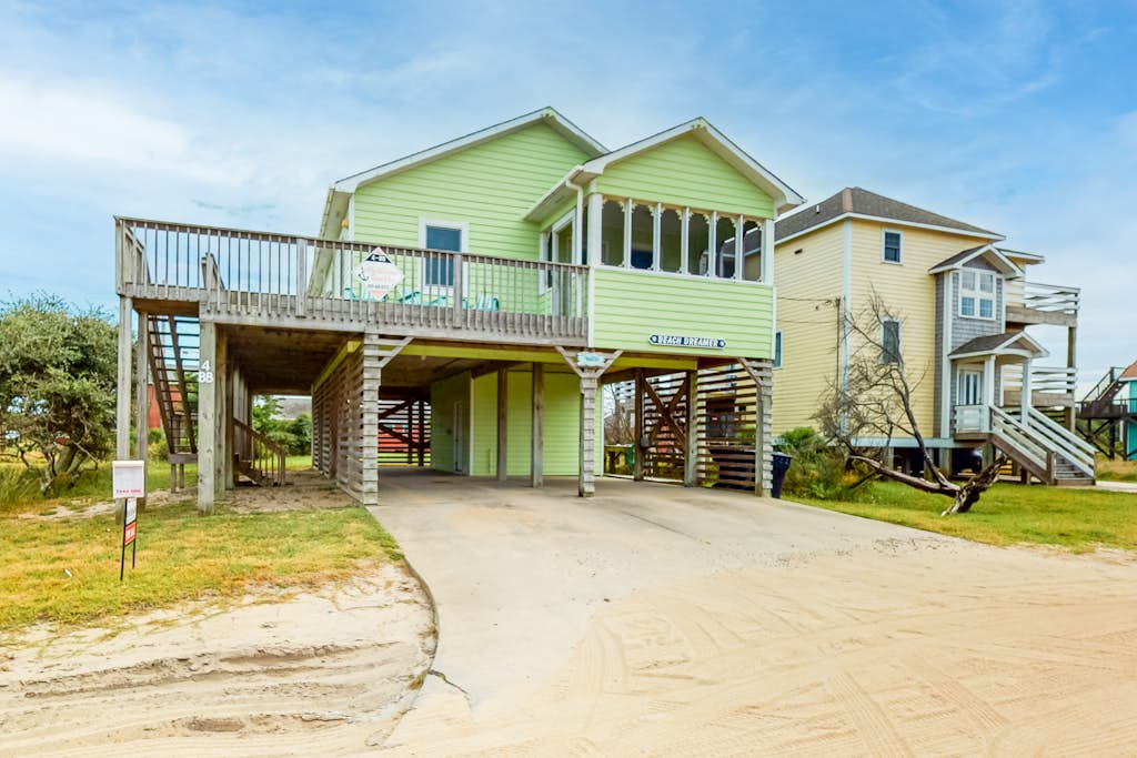 Dreamy beach house with shared pool, central ac, private w/d, deck, & WiFi