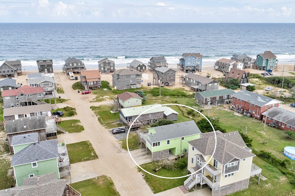 Dreamy beach house with shared pool, central ac, private w/d, deck, & WiFi