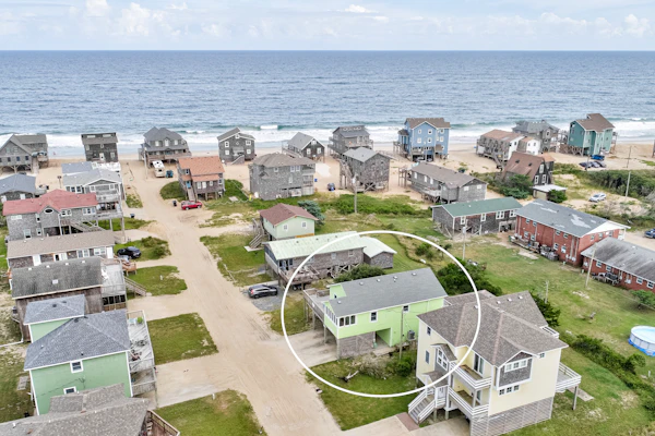 Dreamy beach house with shared pool, central ac, private w/d, deck, & WiFi