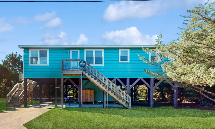 Island home with a shared pool, open layout, balcony, & AC - dog-friendly