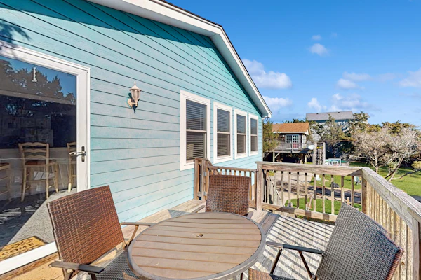 Island home with a shared pool, open layout, balcony, & AC - dog-friendly