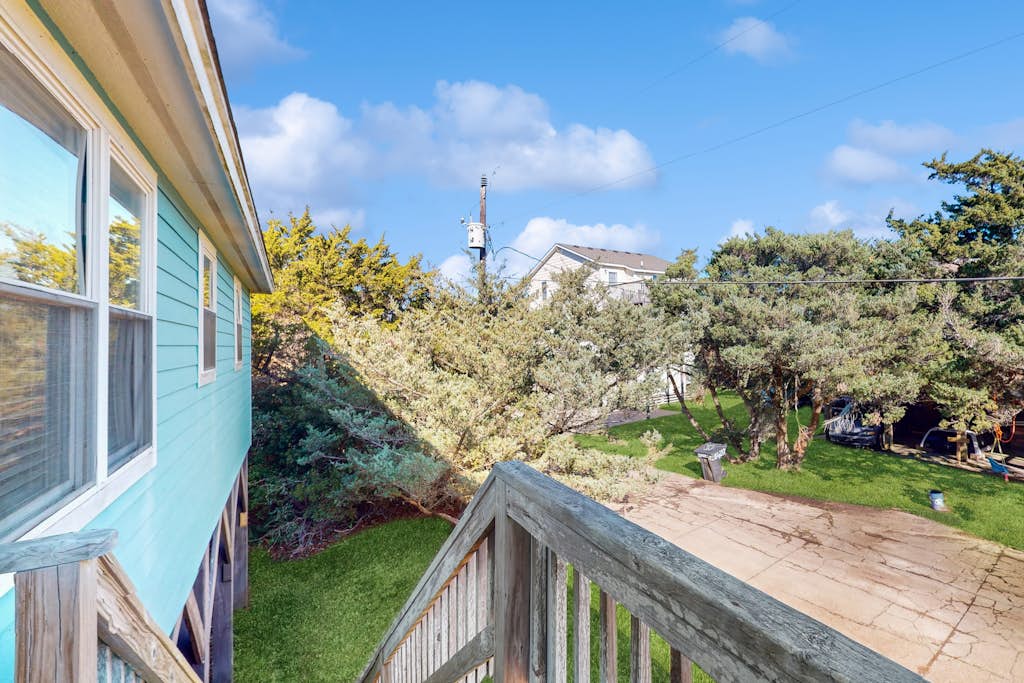 Island home with a shared pool, open layout, balcony, & AC - dog-friendly