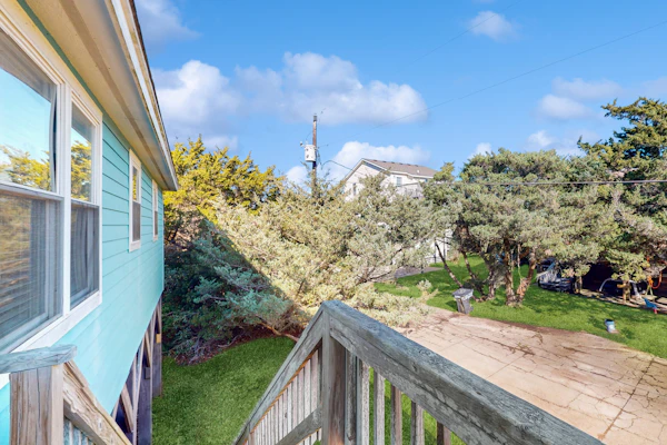 Island home with a shared pool, open layout, balcony, & AC - dog-friendly