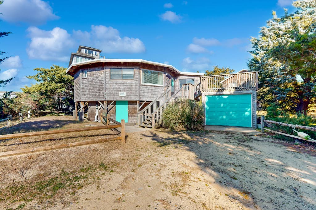 Beanie's Bungalow: Unique Octagon OBX Home, Steps to the Beach, Deck, Pool