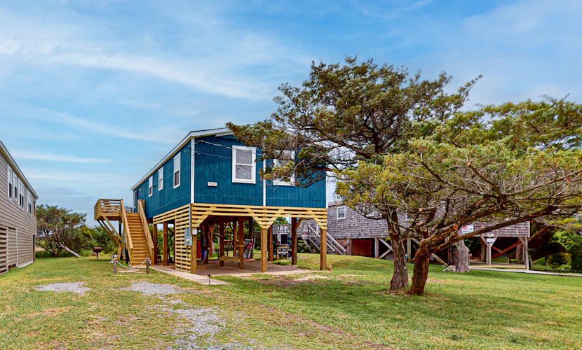 3 bedroom homes with Shared pool and short walk to the beach