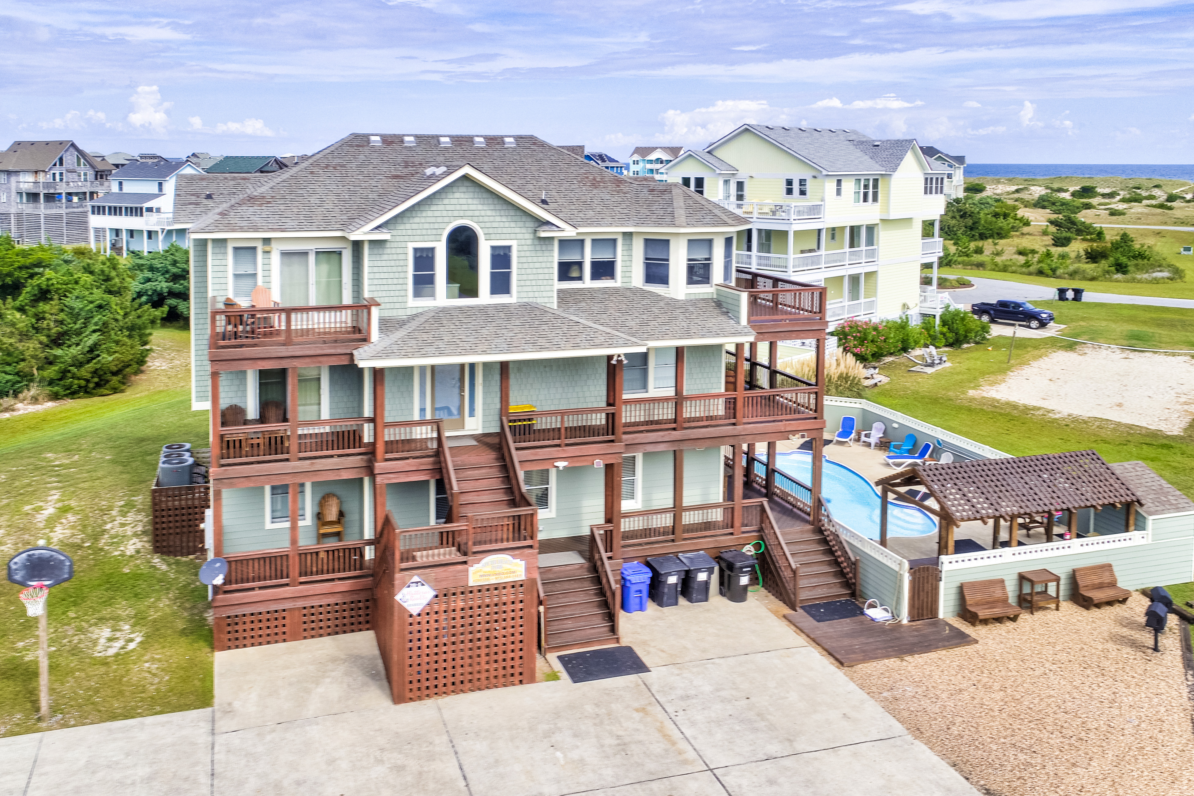 House with central AC, private Pool, washer/dryer, & pool table