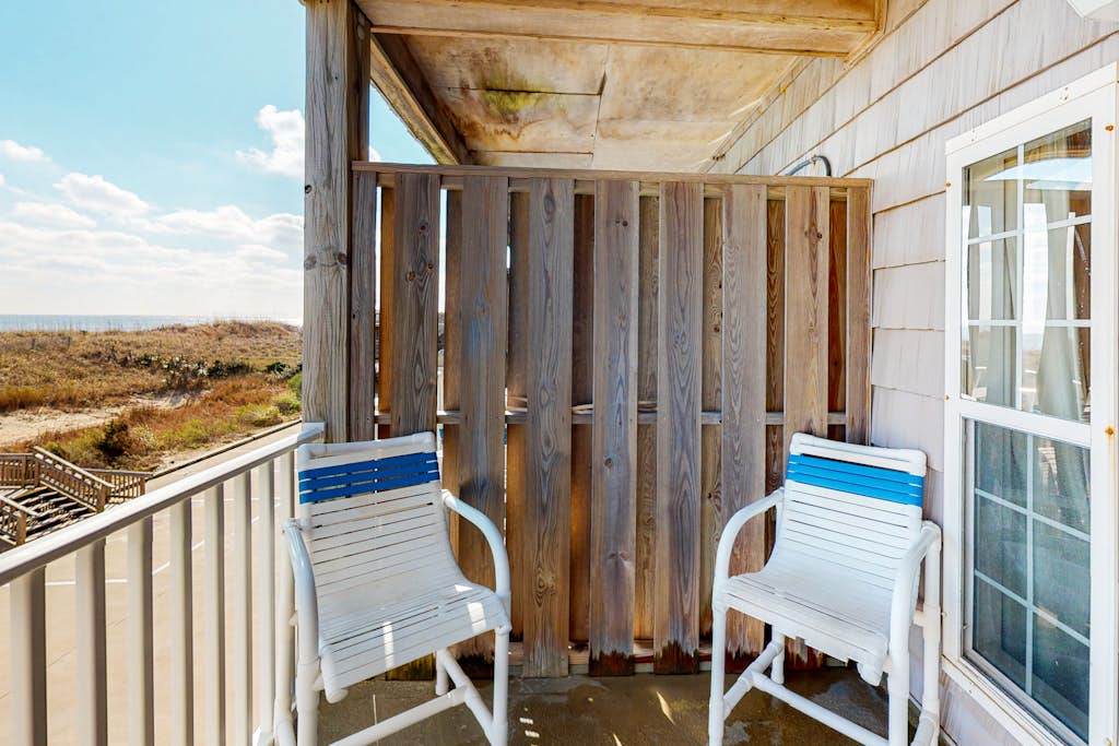Oceanfront, dog-friendly condo with ocean view, central AC & WiFi