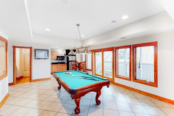 Dog-friendly house with tennis, private pool, hot tub, & fireplace