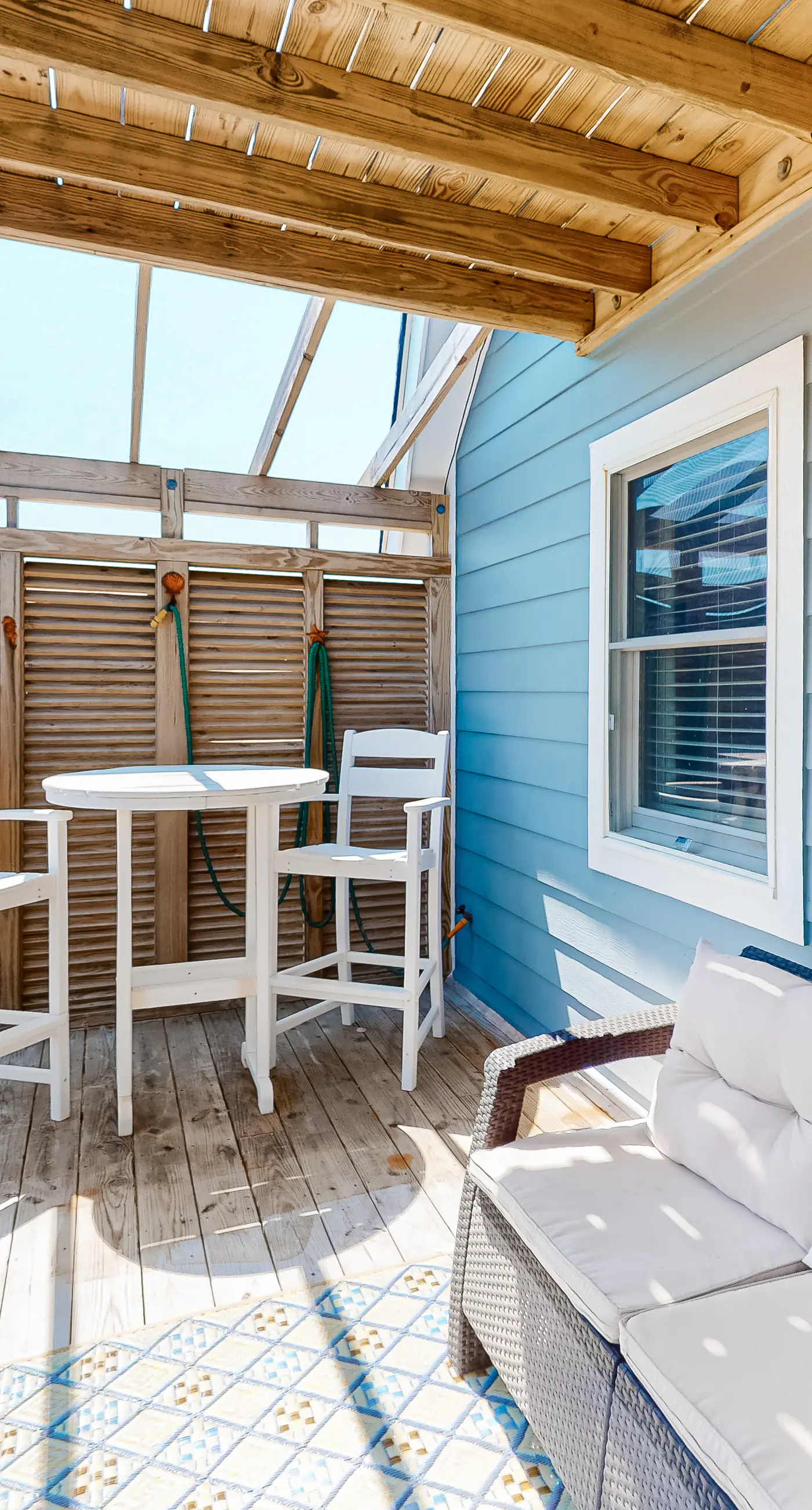 BXOR01 Holiday House