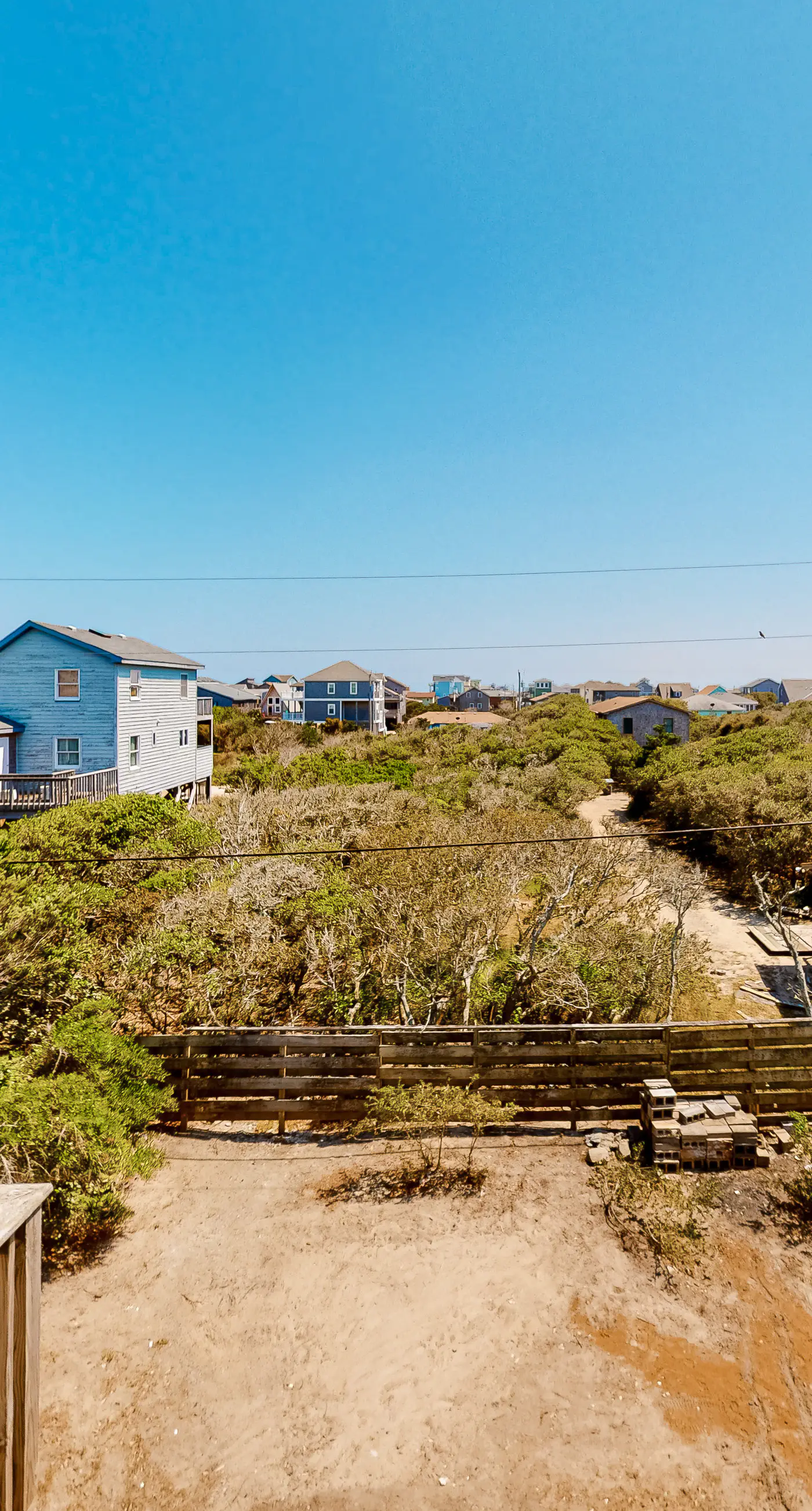 BXOR01 Holiday House