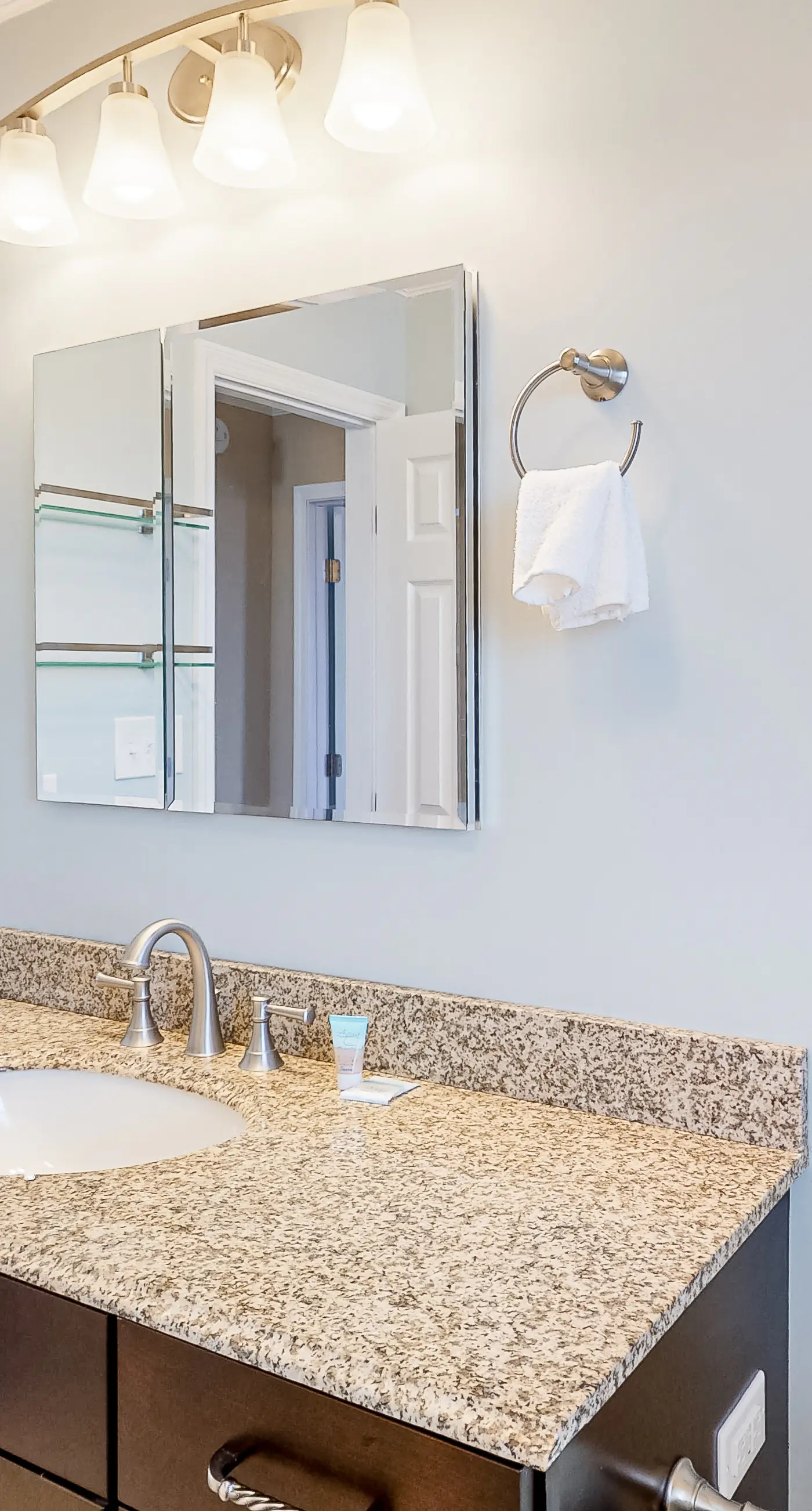 BXOR01 Holiday House