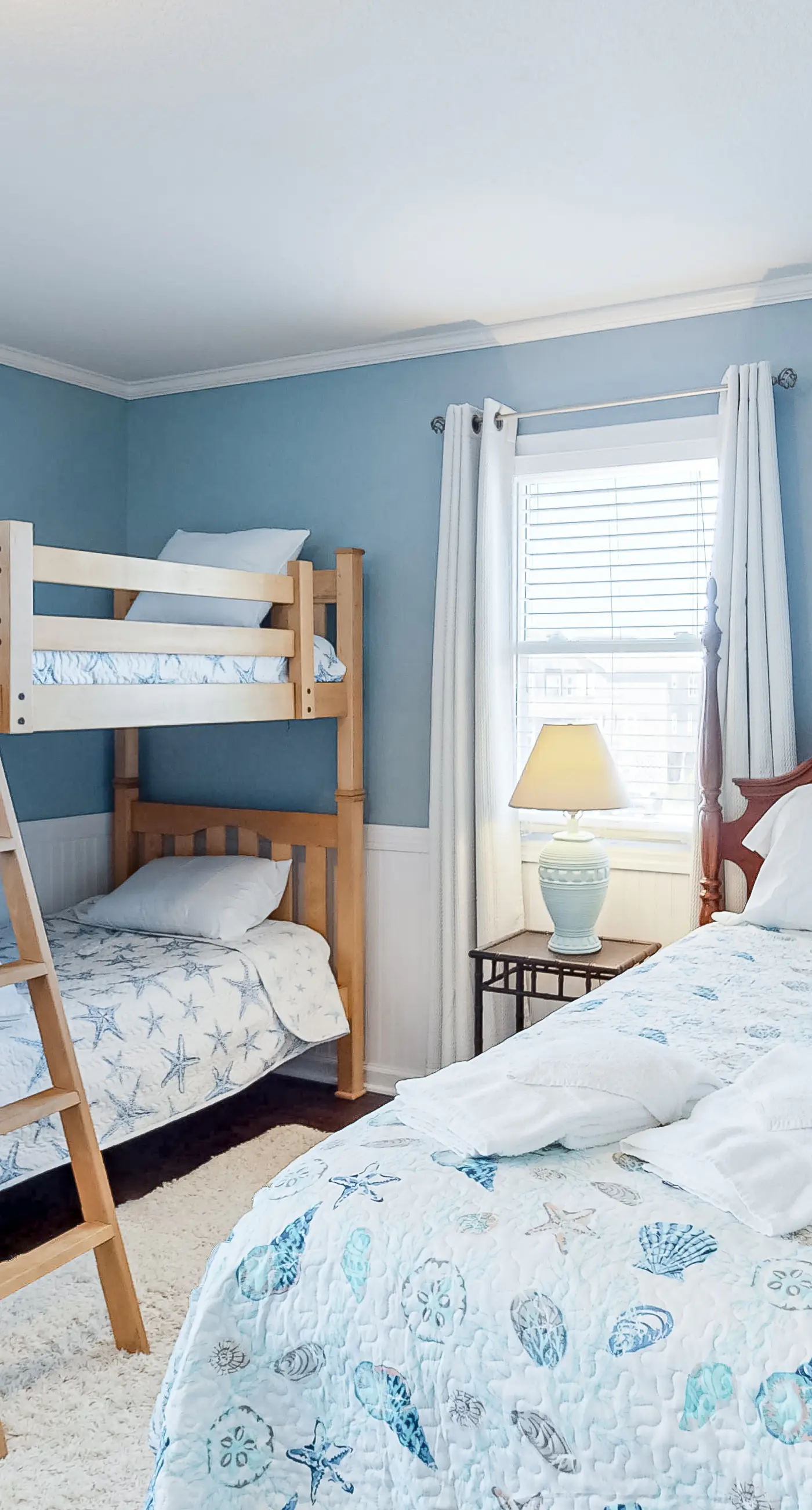 BXOR01 Holiday House