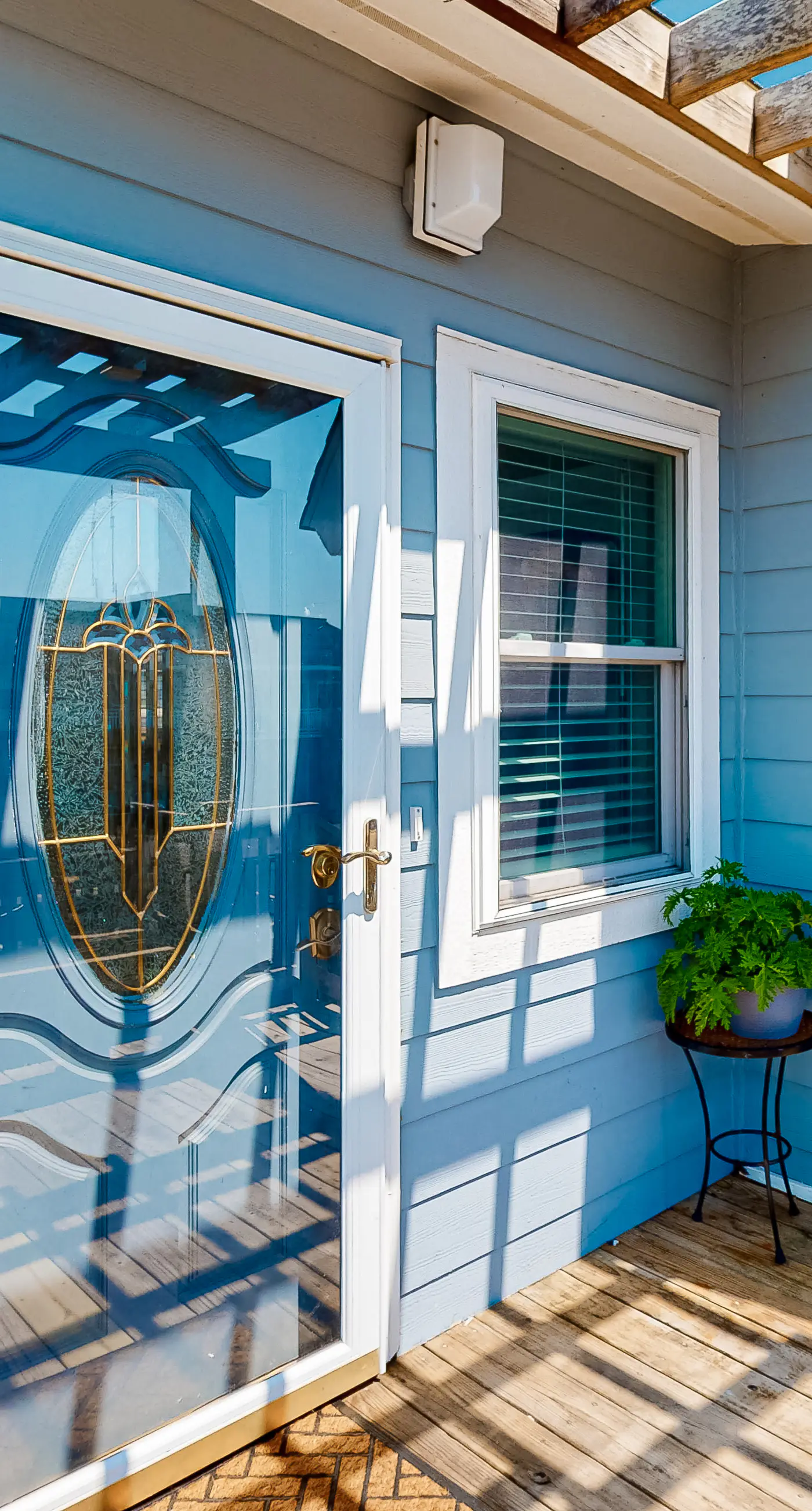 BXOR01 Holiday House