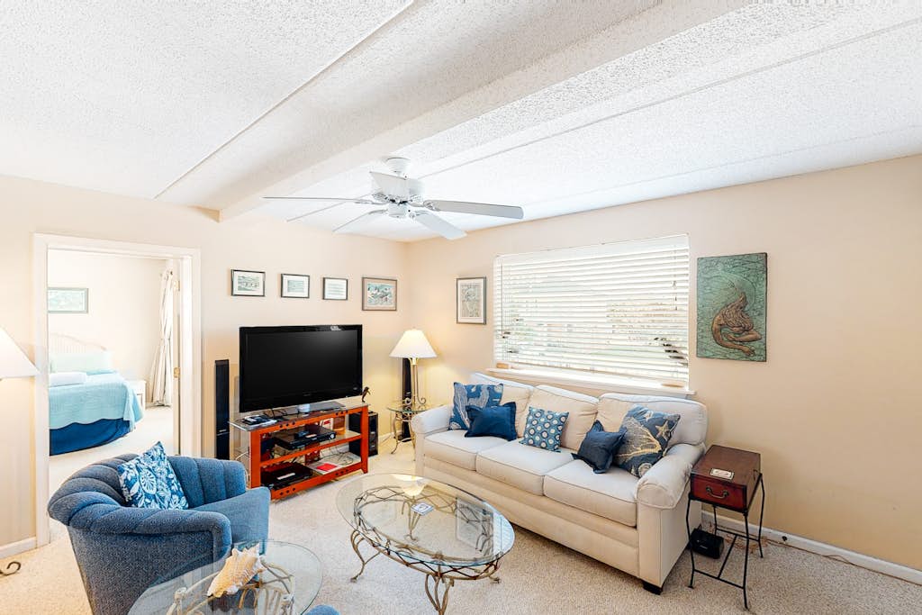 Family Condo w/Free WiFi, Central AC, Shared Pool, Private Washer/Dryer