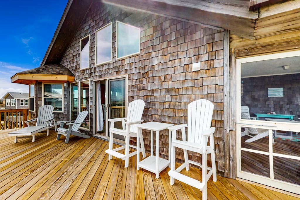 Updated home with ocean & sound views, screened porch, balcony, pool access