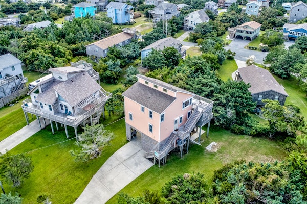 ocean-side home w/private hot tub, washer/dryer, central A/C, sundecks, fast WiFi