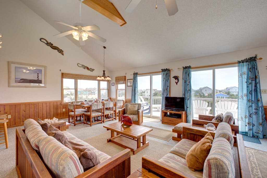 ocean-side home w/private hot tub, washer/dryer, central A/C, sundecks, fast WiFi