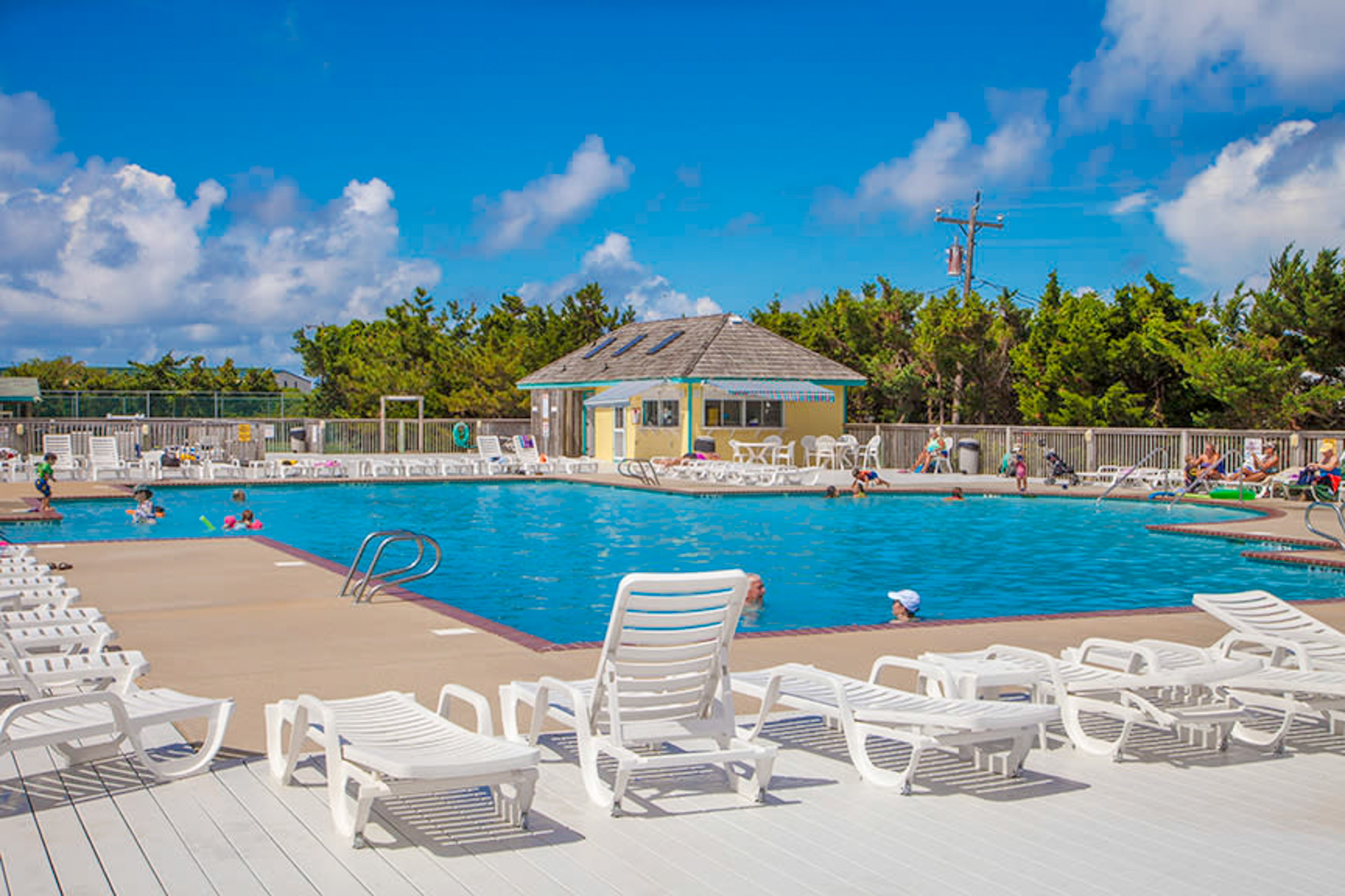Bird Haus Cottage: Oceanside, pool access, rooftop deck, screened porch