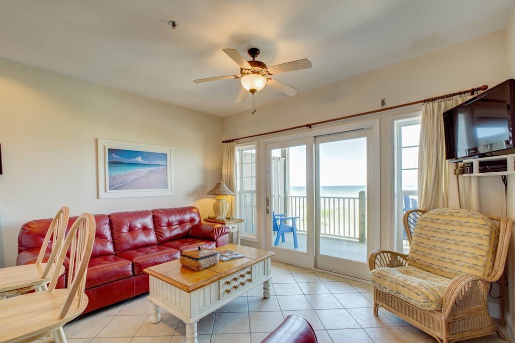 Oceanfront, 2nd-floor condo with on-site pool/hot tub - balcony, AC, & fast WiFi