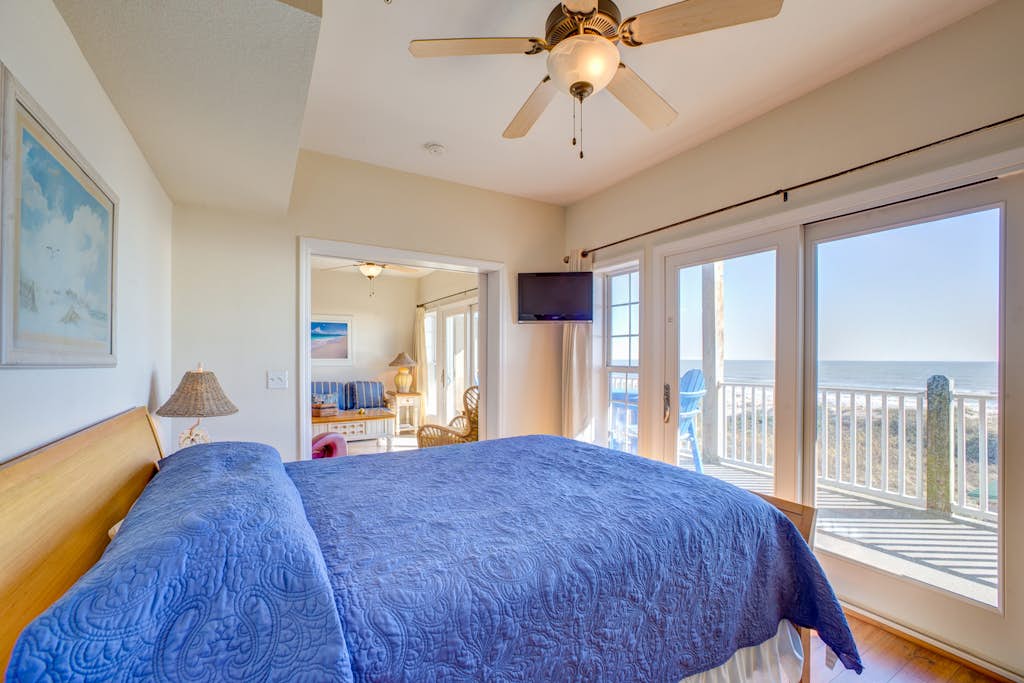 Oceanfront, 2nd-floor condo with on-site pool/hot tub - balcony, AC, & fast WiFi