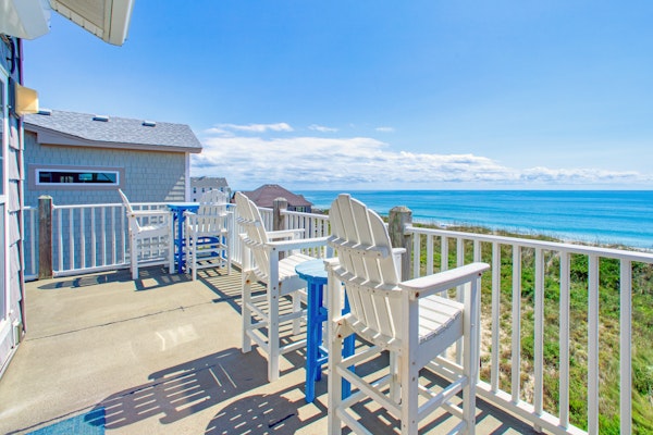 3rd-floor oceanfront condo with private deck, outdoor pool, hot tub - dog-friendly