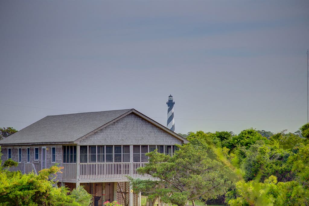 Single-level home 350 yds from the beach with sundecks & WiFi - 2 dogs OK