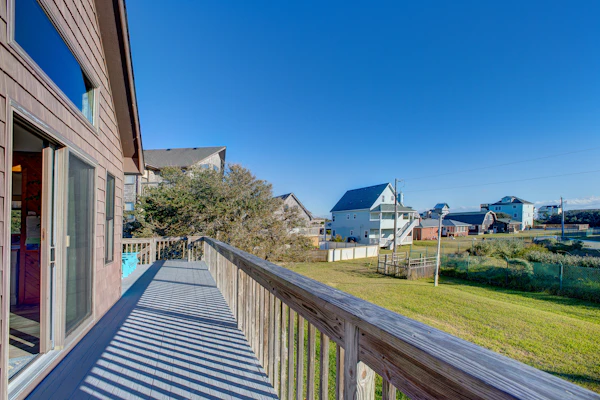 Single-level home 350 yds from the beach with sundecks & WiFi - 2 dogs OK