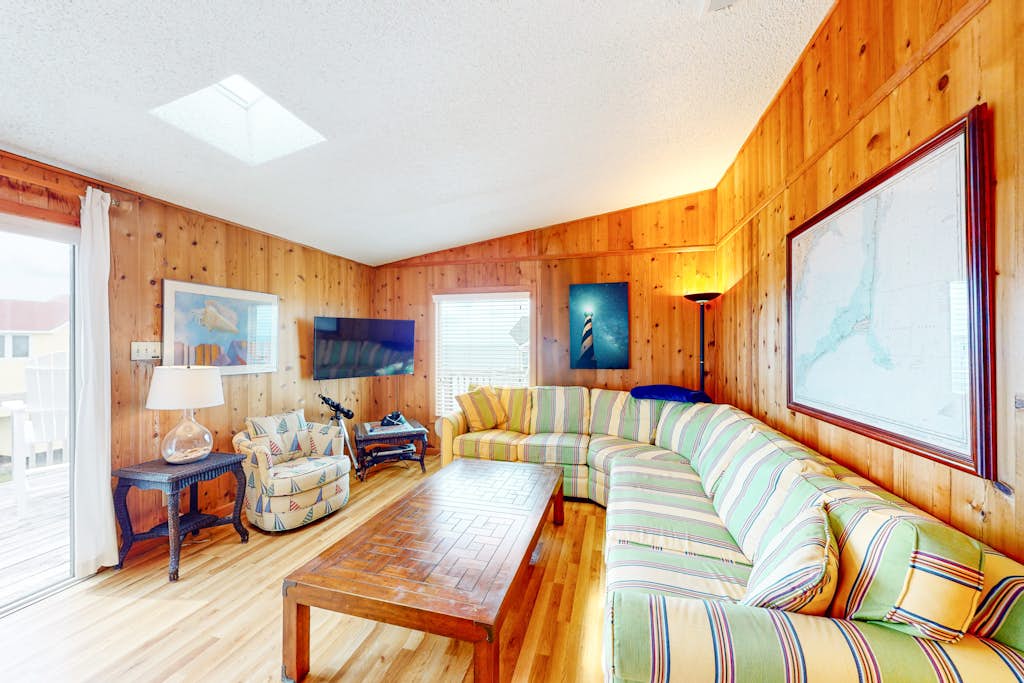 Sound Decision 175HC:Waterfront Home, Private Hot Tub, Shared Pool