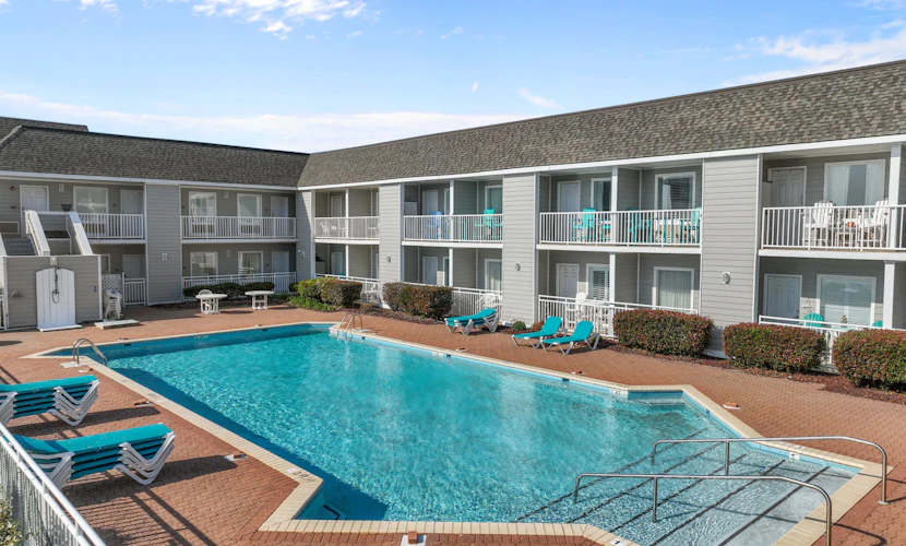 Condo with fast WiFi & outdoor pool - walk to the ocean & Pamlico Sound
