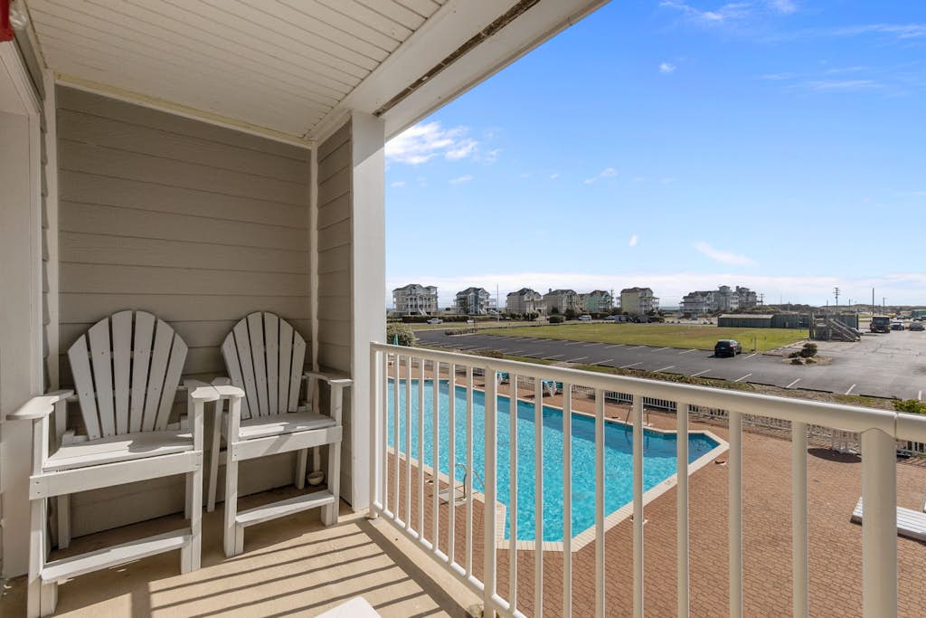 Condo with fast WiFi & outdoor pool - walk to the ocean & Pamlico Sound