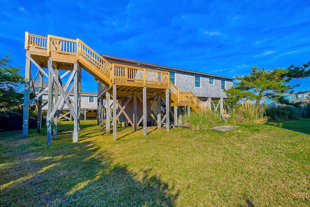Warm & happy home a short walk from the beach with central AC & screened porch