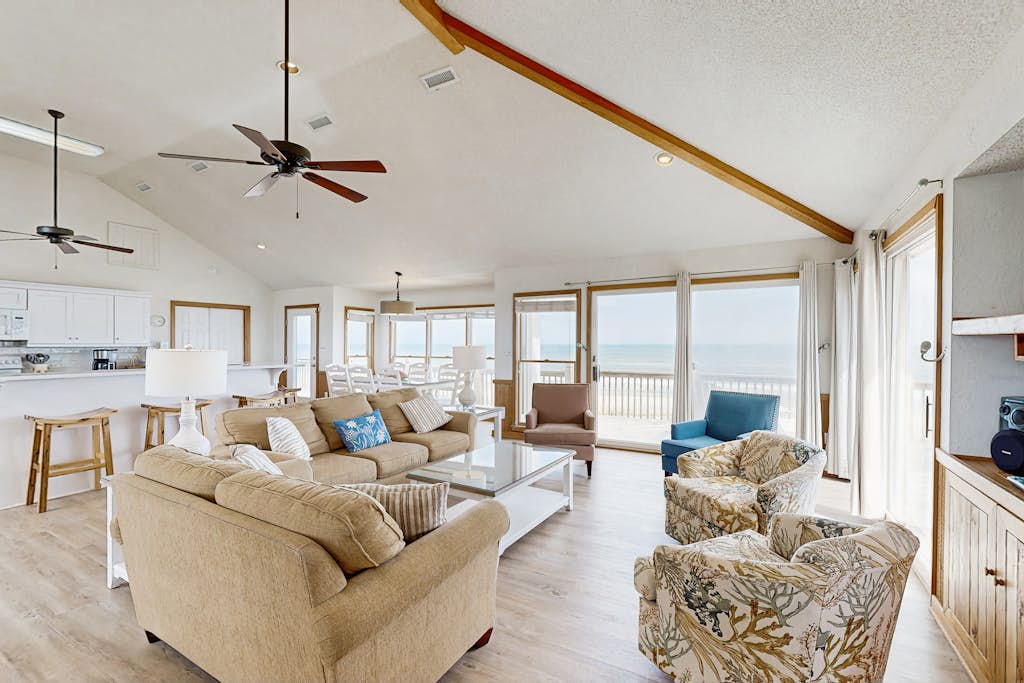 Prime Time 222: Oceanfront w/outdoor pool, private hot tub, basketball