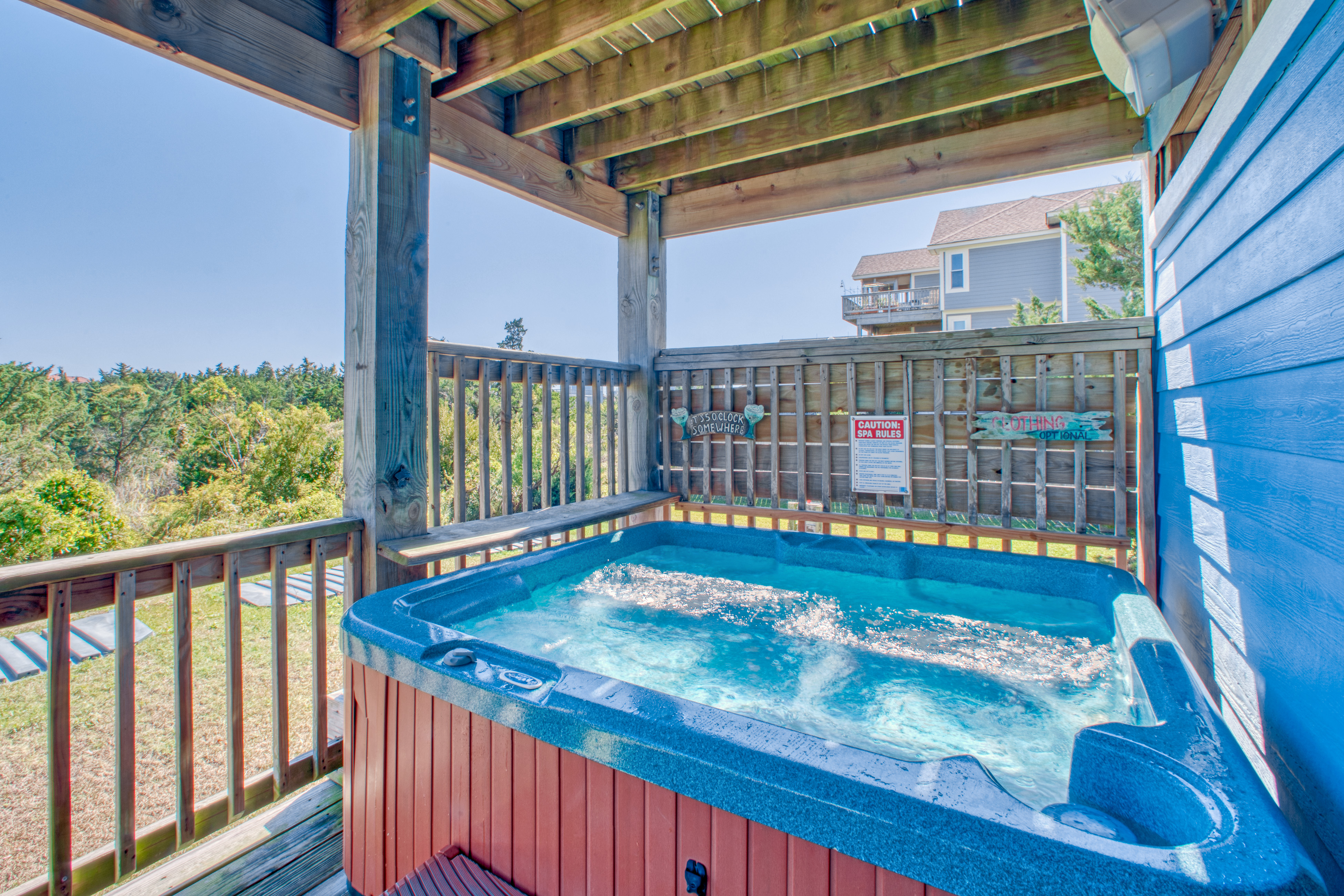 Spacious oceanside home w/elevator, private hot tub, grill-Dogs welcome