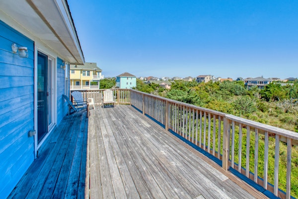 Spacious oceanside home w/elevator, private hot tub, grill-Dogs welcome