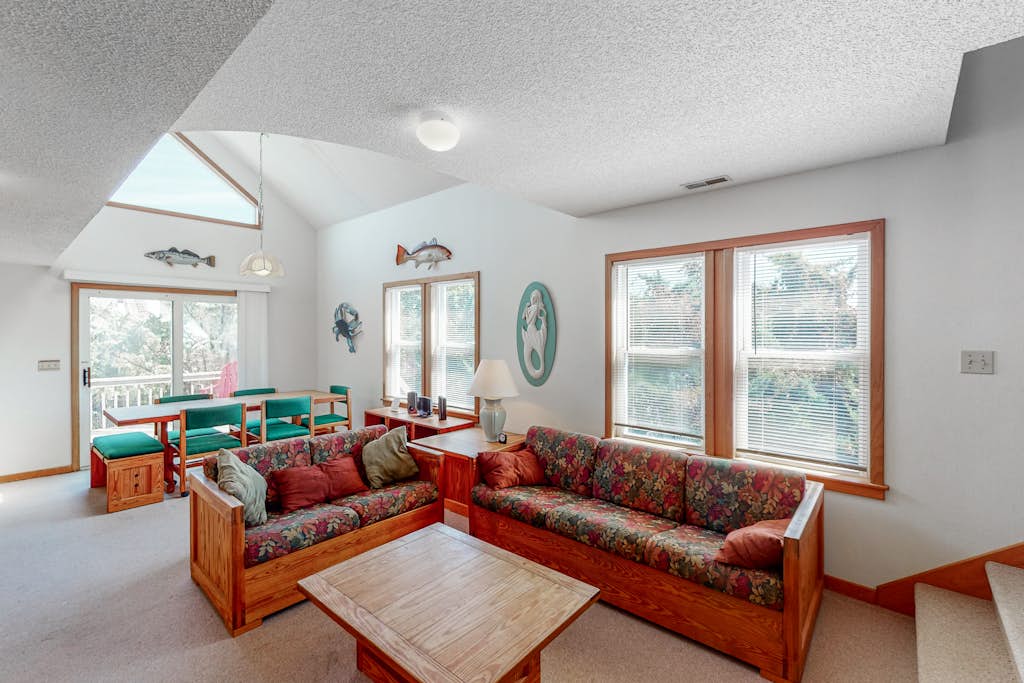 Coastal House with Shared Pool, Free WiFi, Private Washer/Dryer, and Central A/C