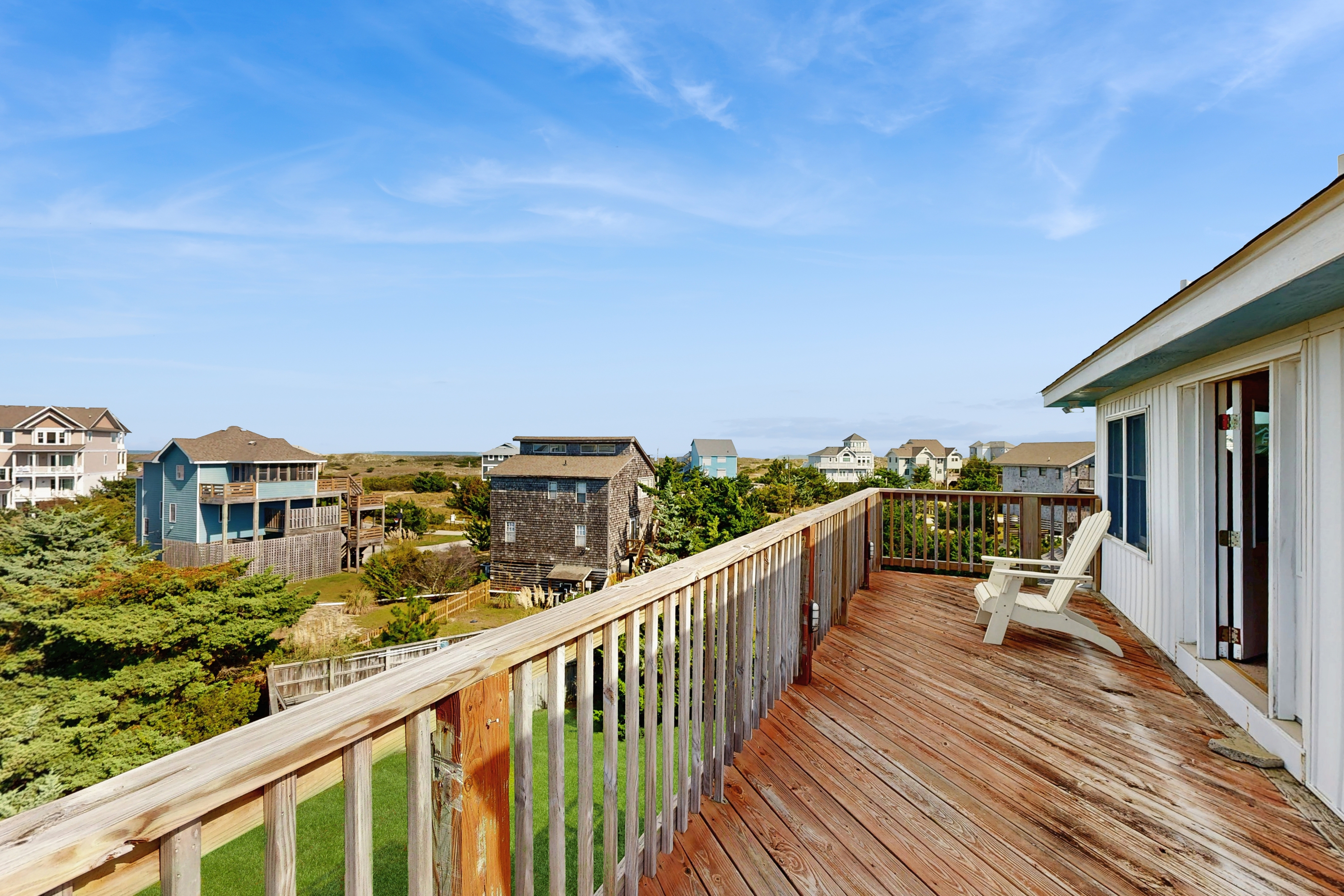 Perfect Beach Getaway with Top Deck Views, Full Kitchen, Wifi and Pet-friendly