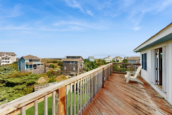 Perfect Beach Getaway with Top Deck Views, Full Kitchen, Wifi and Pet-friendly
