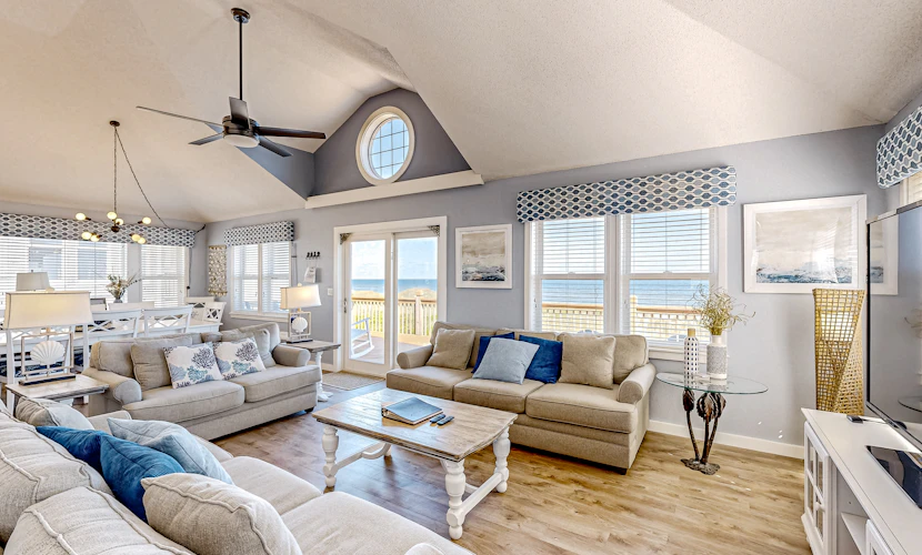 Oceanfront dog-friendly home with private hot tub, ocean-view sundecks, AC & W/D