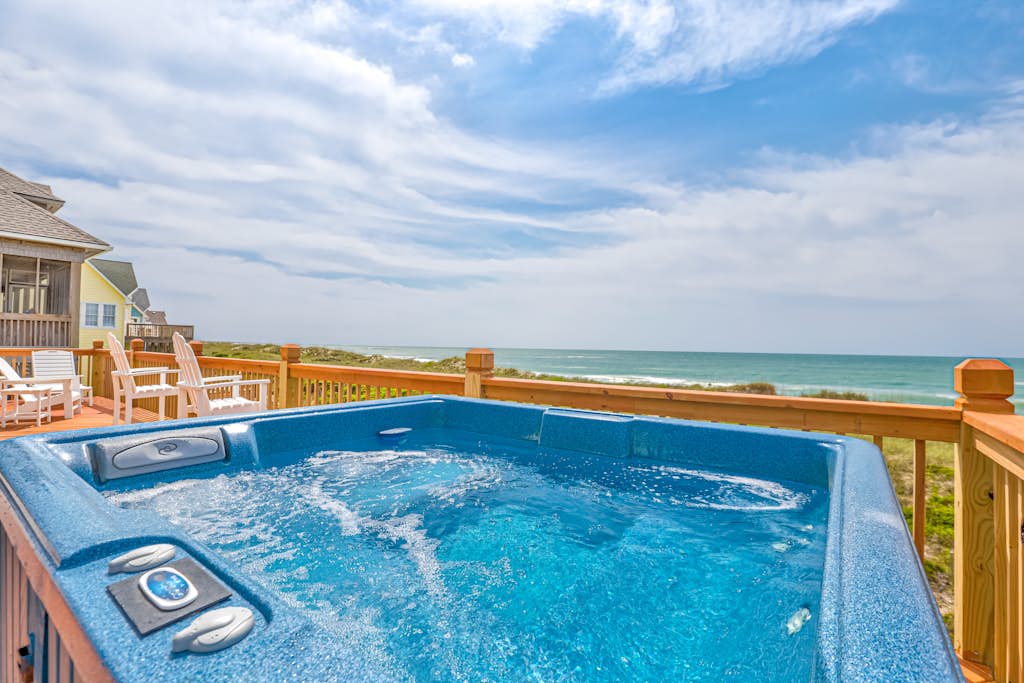 Oceanfront dog-friendly home with private hot tub, ocean-view sundecks, AC & W/D